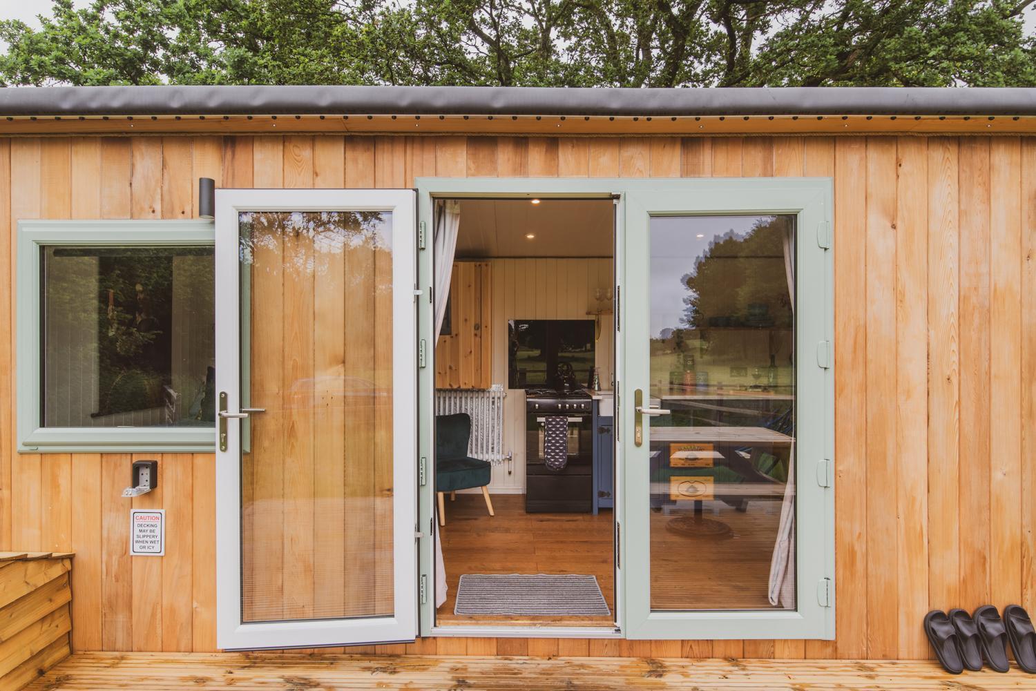 Hidden Wood Glamping And The Hideaway Cabin Уорминстер Экстерьер фото