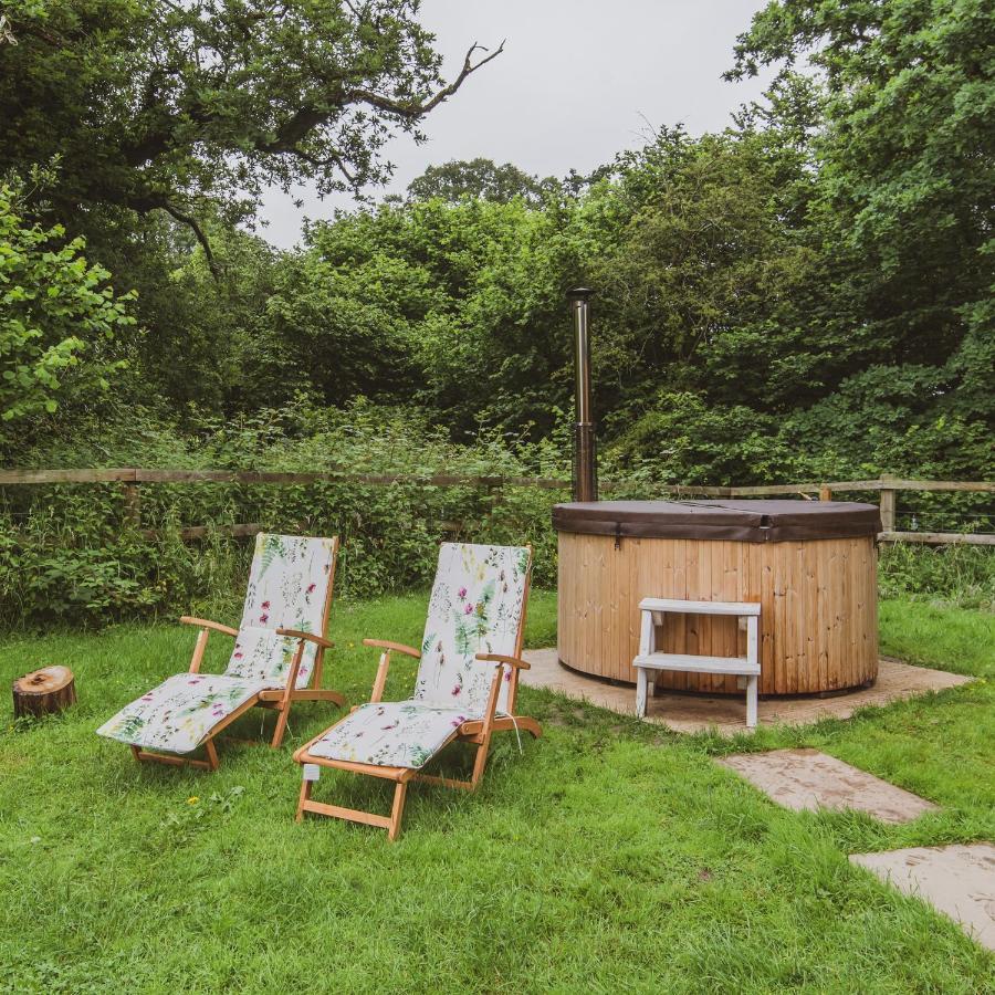 Hidden Wood Glamping And The Hideaway Cabin Уорминстер Экстерьер фото