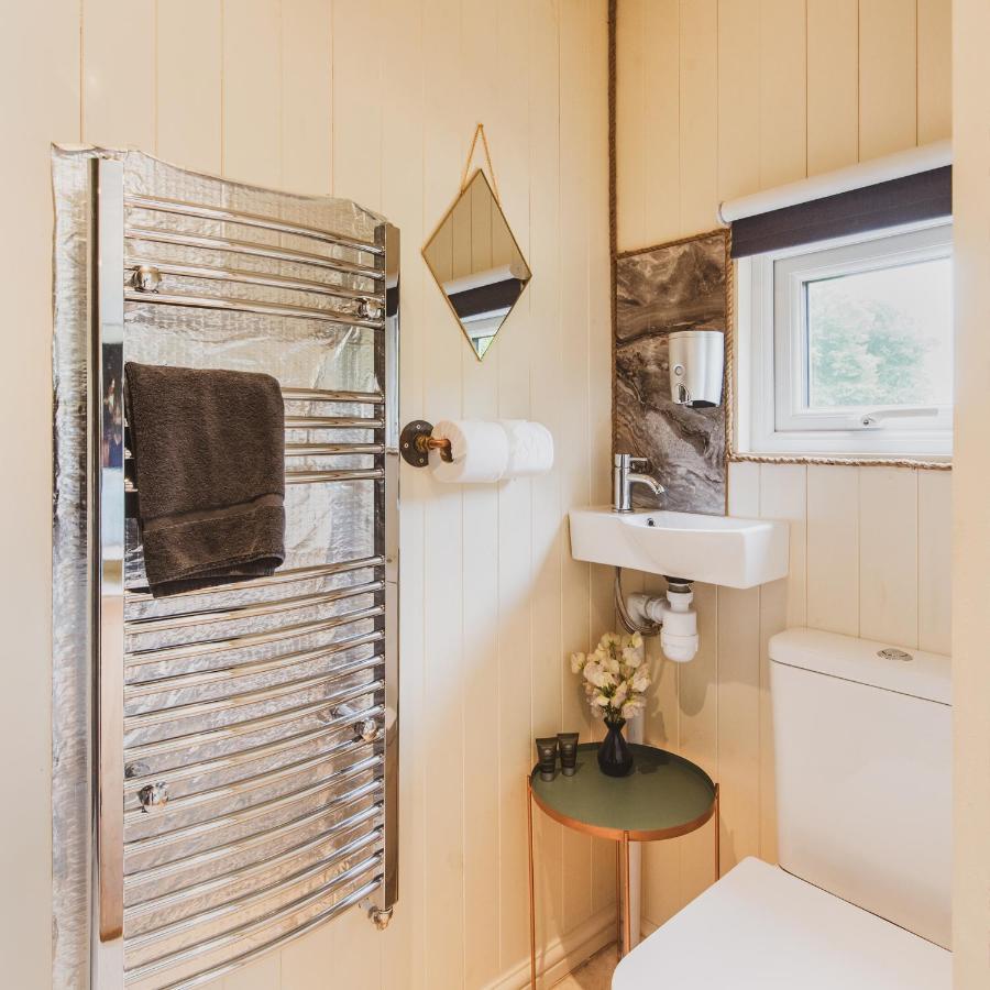 Hidden Wood Glamping And The Hideaway Cabin Уорминстер Экстерьер фото